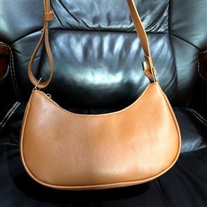 A niche crescent shaped women's bag with personalized fashion